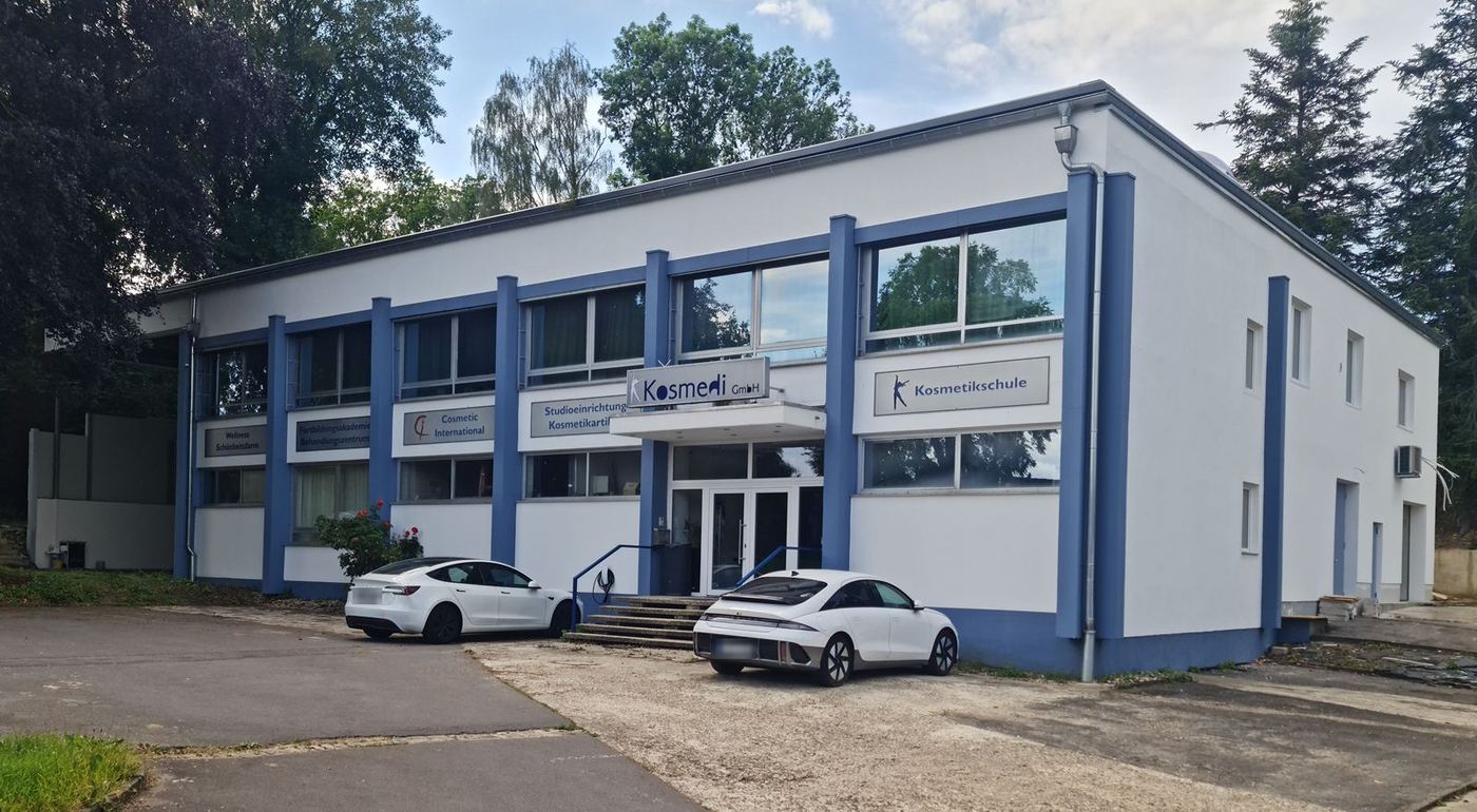 Frontansicht der Kosmedi Kosmetikschule in Eschweiler mit blauem Eingangsbereich